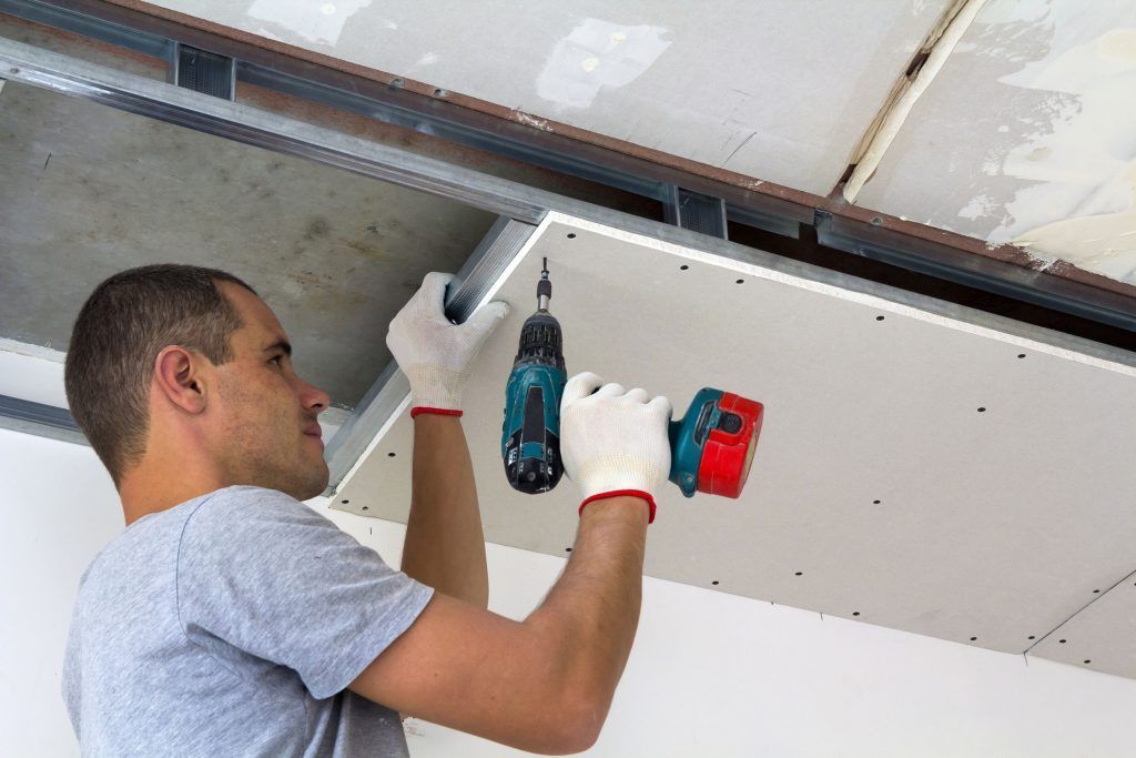 Pladurista en Proceso de instalación de pladur