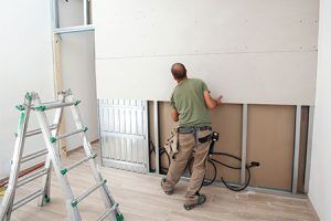 Pladurista realizando una reforma con pladur de tabiquería, techos y paredes en Madrid